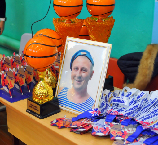  Денис Кузьминых был кандидатом в мастера спорта по рукопашному бою и активным популяризатором баскетбола в Артемовском.
